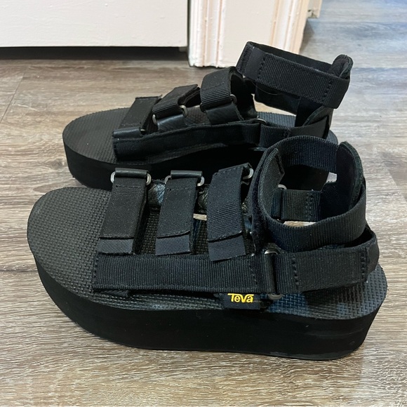 Teva Women's Flatform Mevia Platform Sandals. Size 6 - Picture 5 of 5